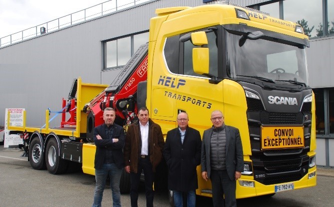 Help transports complète son parc de camions grues accompagné par Fassi France